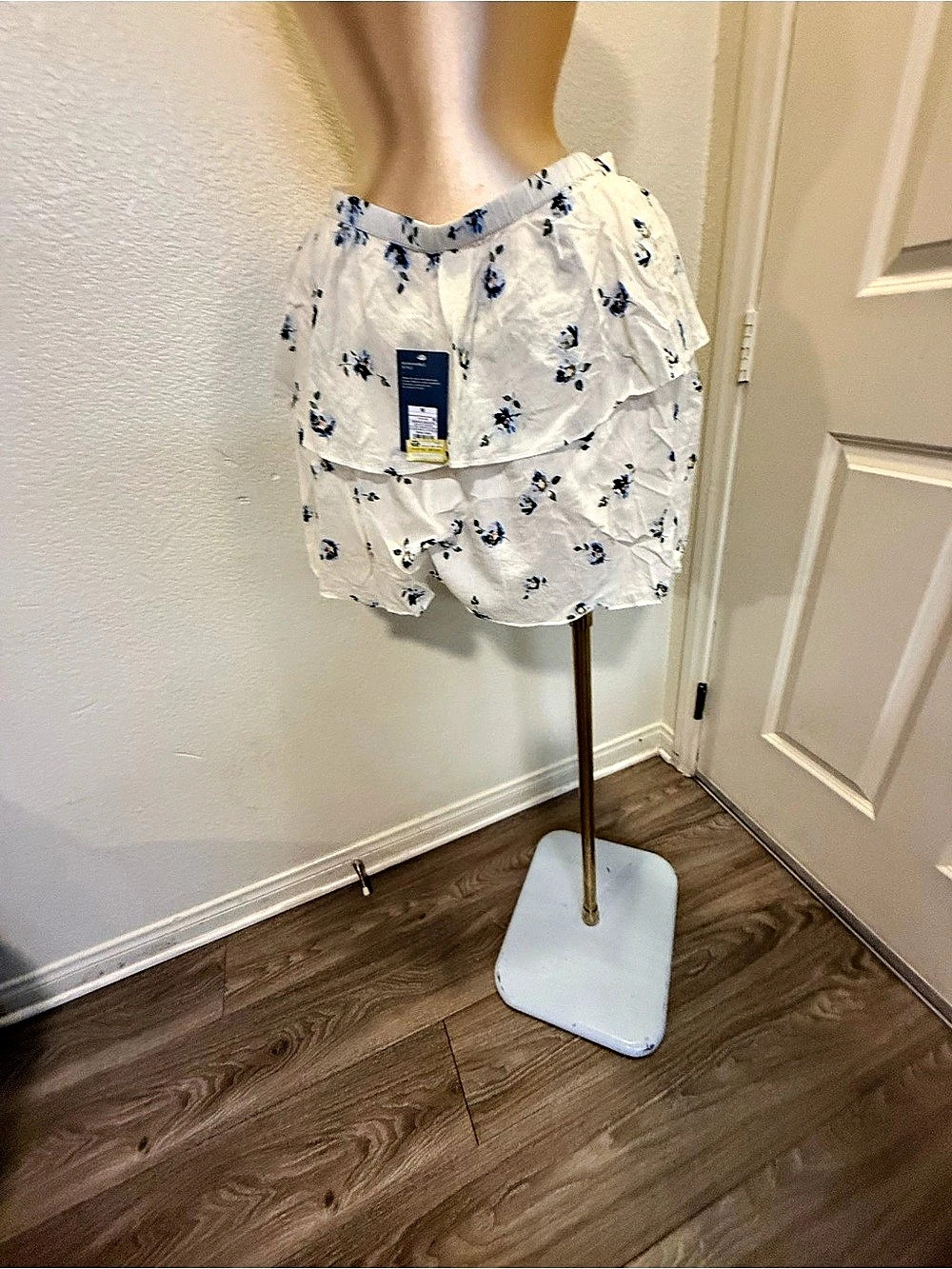 Universal Thread Floral Ruffle Mini Skirt in White & Blue